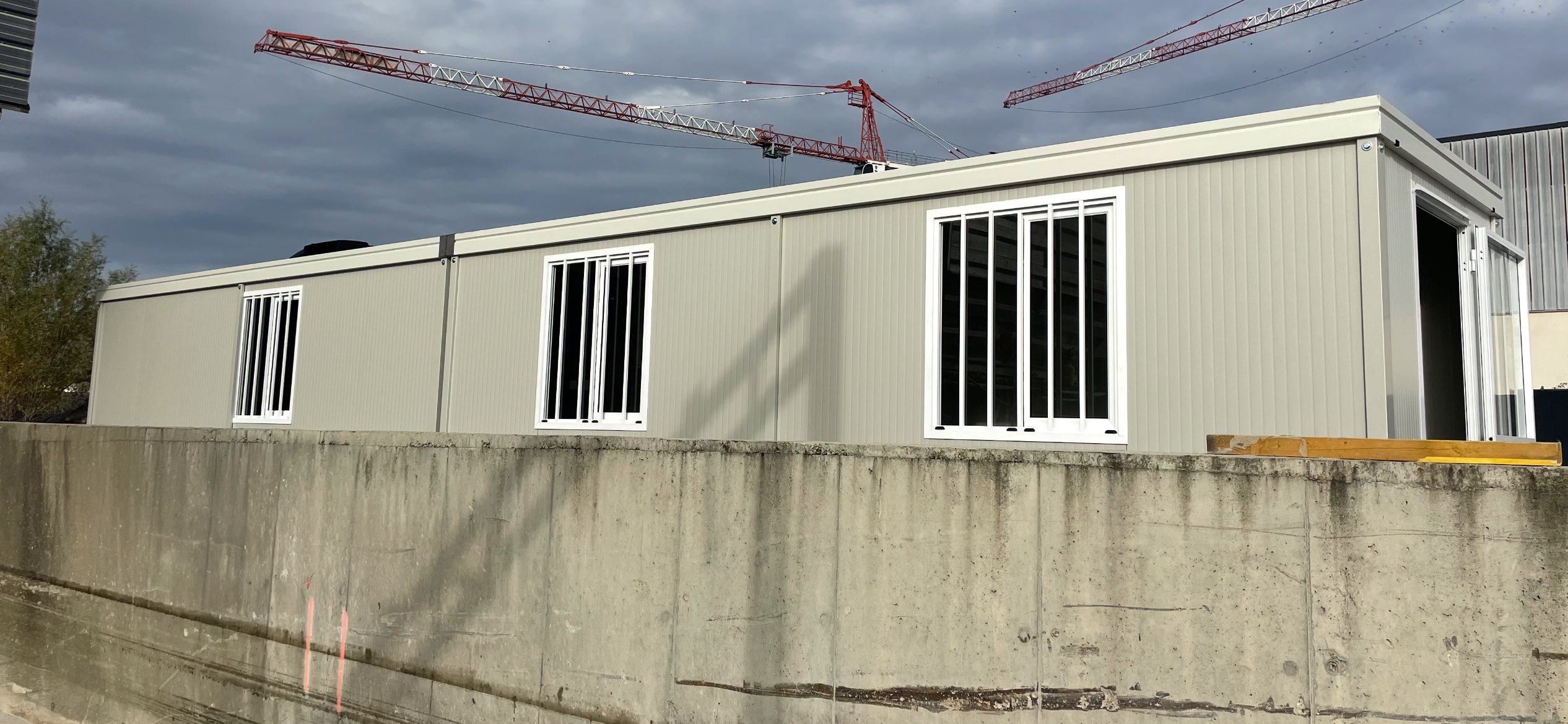 Assemblage de bungalows sur chantier